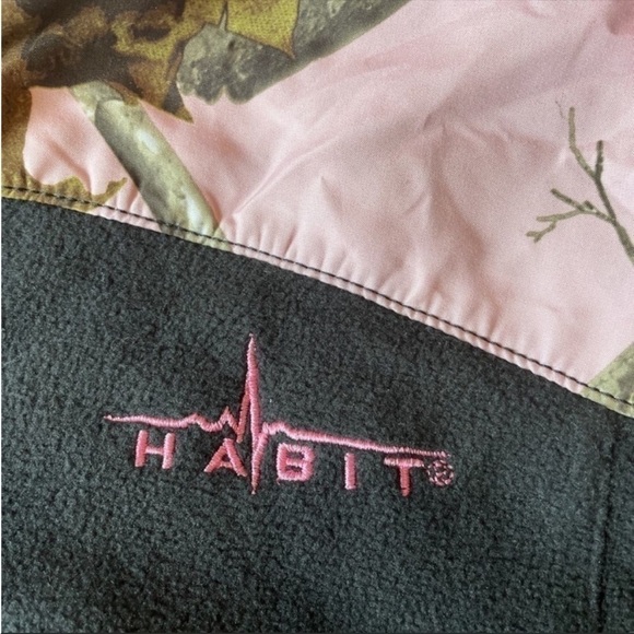 Habit Woman's Medium RealTree Print
Sweatshirt. NWT - Picture 3 of 6
